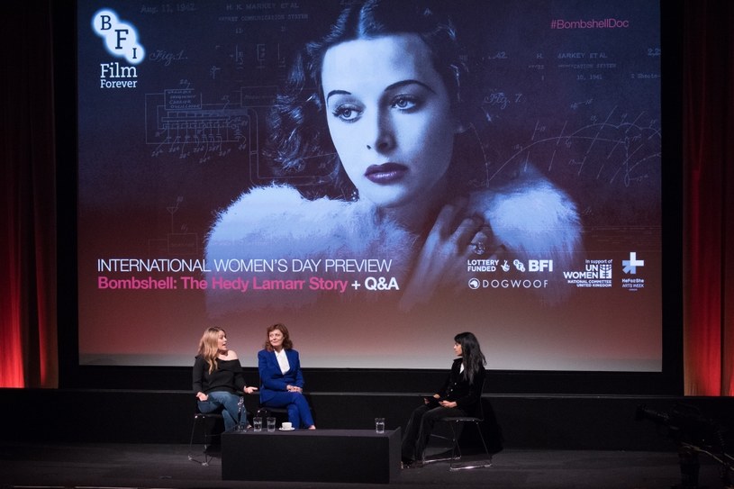 Idealnie wykrojone usta, modne w latach 30. XX wieku, cienkie brwi i wspaniałe loki – oto gwiazda Hollywood Hedy Lamarr. Trudno uwierzyć, że świat zawdzięcza jej technologię, dzięki której funkcjonują telefony komórkowe i bezprzewodowy internet.