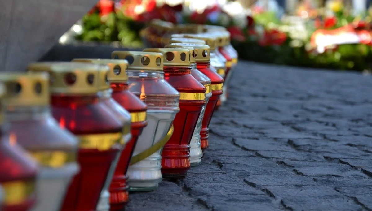 Statystyczna polska rodzina wyda w tym roku na znicze 35 zł - wyliczyli w środę analitycy Open Finanse. Dodali, że największym powodzeniem cieszą się lampki nie droższe niż 5 zł.