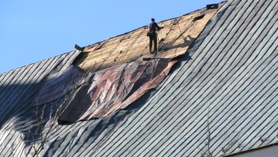 Krzeszów: Zabezpieczono dach kościoła uszkodzony przez wiatr. "Prace mogą potrwać 2 tygodnie"