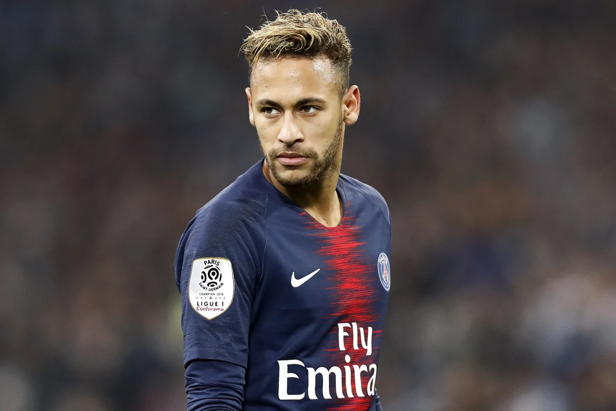 ​Proces Brazylijczyka Neymara, oskarżonego o manipulacje finansowe przy transferze z Santosu do Barcelony, rozpocznie się ze znacznym opóźnieniem - informuje "La Vanguardia". Piłkarzowi grożą nie dwa lata pozbawienia wolności, a sześć, co wymaga innego trybu.