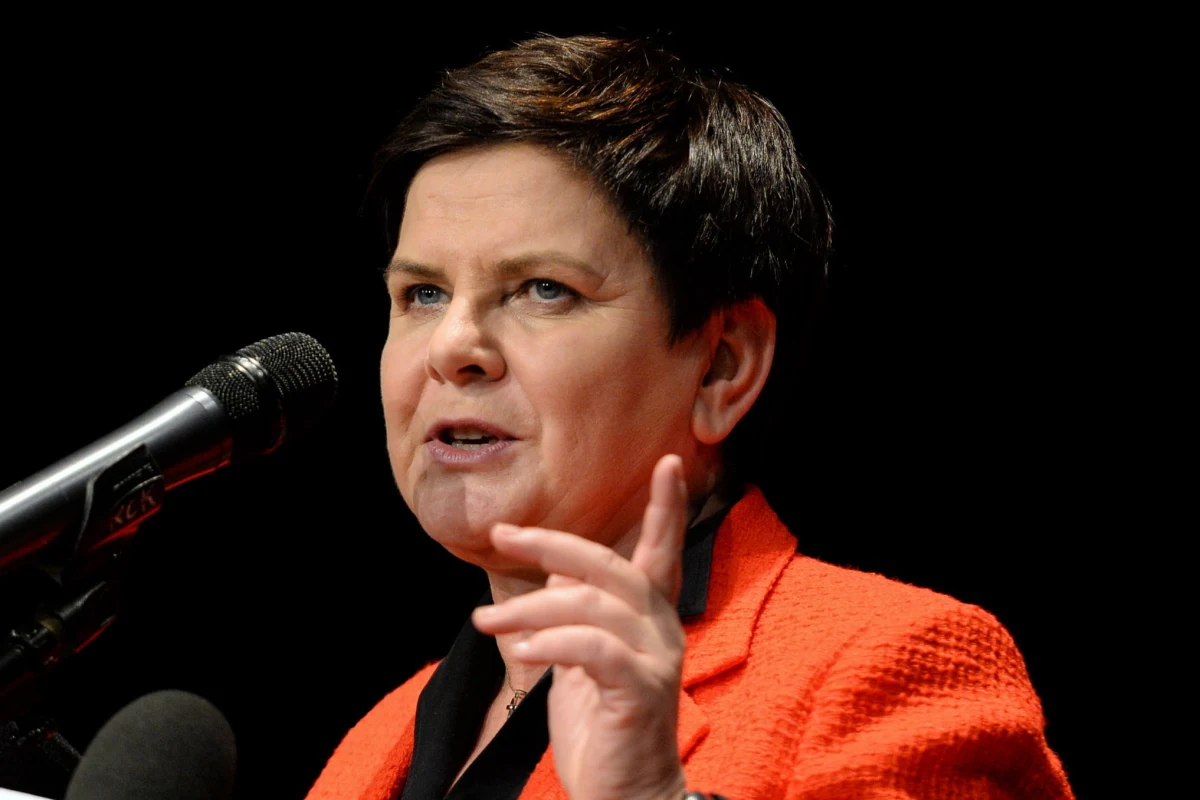 ​Wicepremier Beata Szydło nie stawiła się w środę przed Sądem Okręgowym w Krakowie, gdzie odbyła się druga rozprawa w procesie Sebastiana Kościelnika - kierowcy fiata seicento, oskarżonego o nieumyślne spowodowanie wypadku z udziałem kolumny BOR w Oświęcimiu. Zeznania składał funkcjonariusz BOR. Do wypadku doszło 10 lutego 2017 r. w Oświęcimiu. Poszkodowana została w nim ówczesna premier Beata Szydło oraz funkcjonariusze BOR.