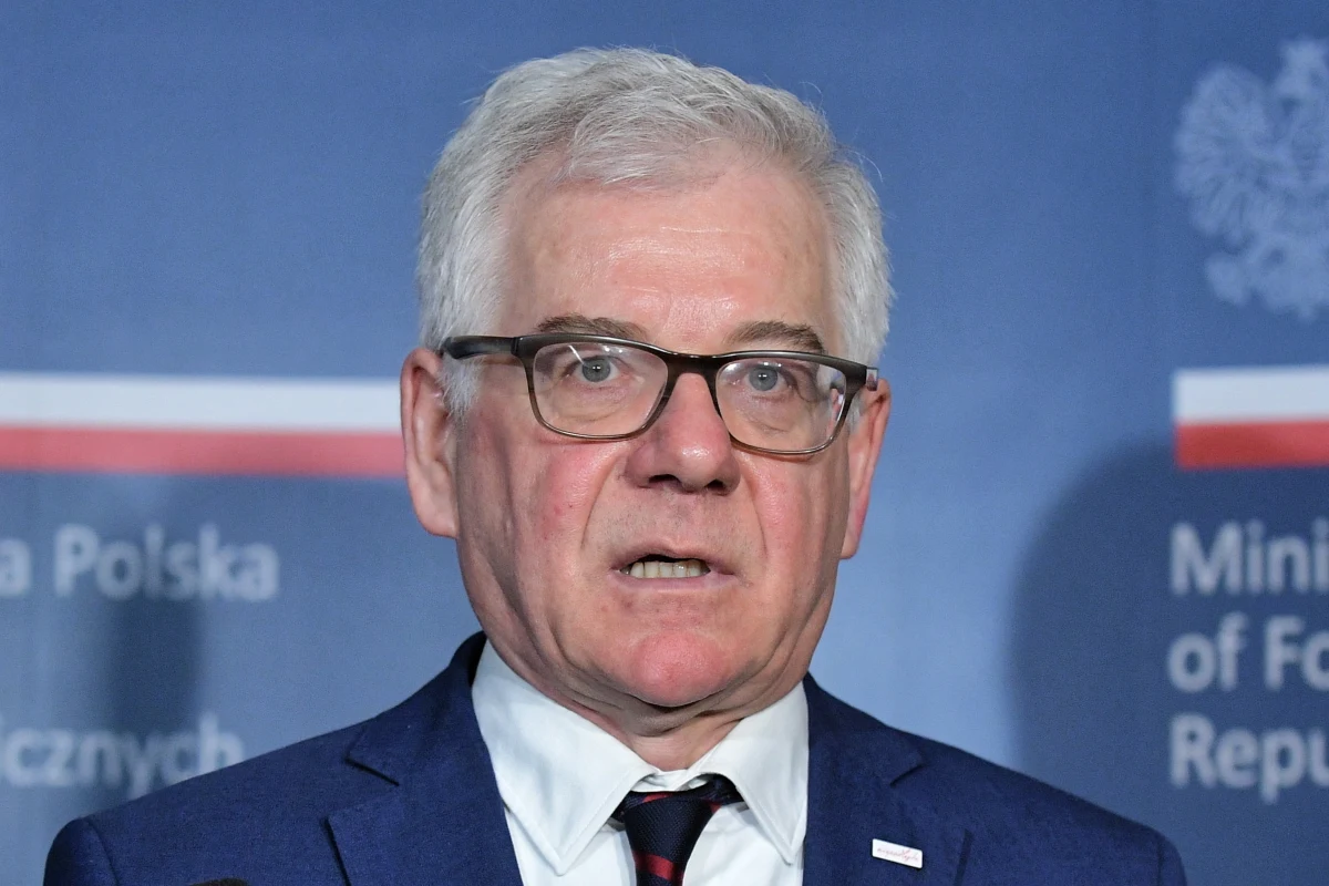 Interpretacje, że jest spór czy rywalizacja w ramach rządu, są zupełnie pozbawione podstaw - powiedział dziennikarzom w Mińsku minister spraw zagranicznych Jacek Czaputowicz, komentując pismo ze stanowiskiem MSZ przesłane do Trybunału Konstytucyjnego. "To pismo ma na celu umożliwienie trybunałowi podjęcia właściwej decyzji. W szczególności nie ma tam żadnej sugestii, że wniosek prokuratora generalnego jest w jakiś sposób niedopuszczalny" - powiedział Czaputowicz.