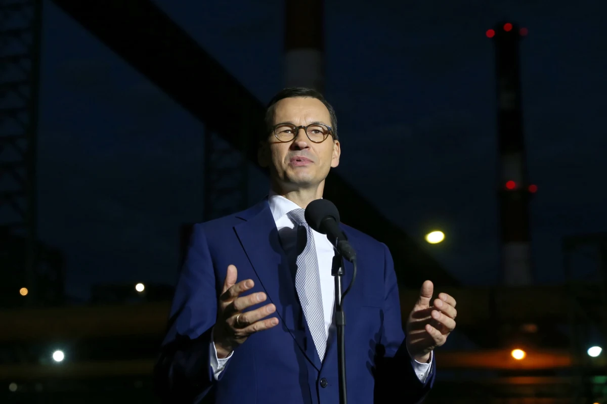 Premier Mateusz Morawicki odniósł się do komentarzy medialnych dotyczących stanowiska ministra Jacka Czaputowicza w sprawie wniosku Zbigniewa Ziobry do Trybunału Konstytucyjnego. Minister sprawiedliwości wniósł do TK o uznanie za niekonstytucyjną regulacji prawa europejskiego w zakresie dopuszczalności występowania przez polskie sądy z pytaniami do Trybunału Sprawiedliwości UE w sprawach dotyczących sądownictwa. Według portalu wyborcza.pl Czaputowicz kwestionuje czy takie pytania można w ogóle zadawać. "Nie ma żadnej rozbieżności pomiędzy ministrem sprawiedliwości i ministrem spraw zagranicznych, co do interpretacji możliwości kierowania zapytań o decyzję do naszego TK w zakresie poszczególnych przepisów Traktatu o UE" - mówił premier Mateusz Morawiecki podczas spotkania w Dąbrowie Górniczej.