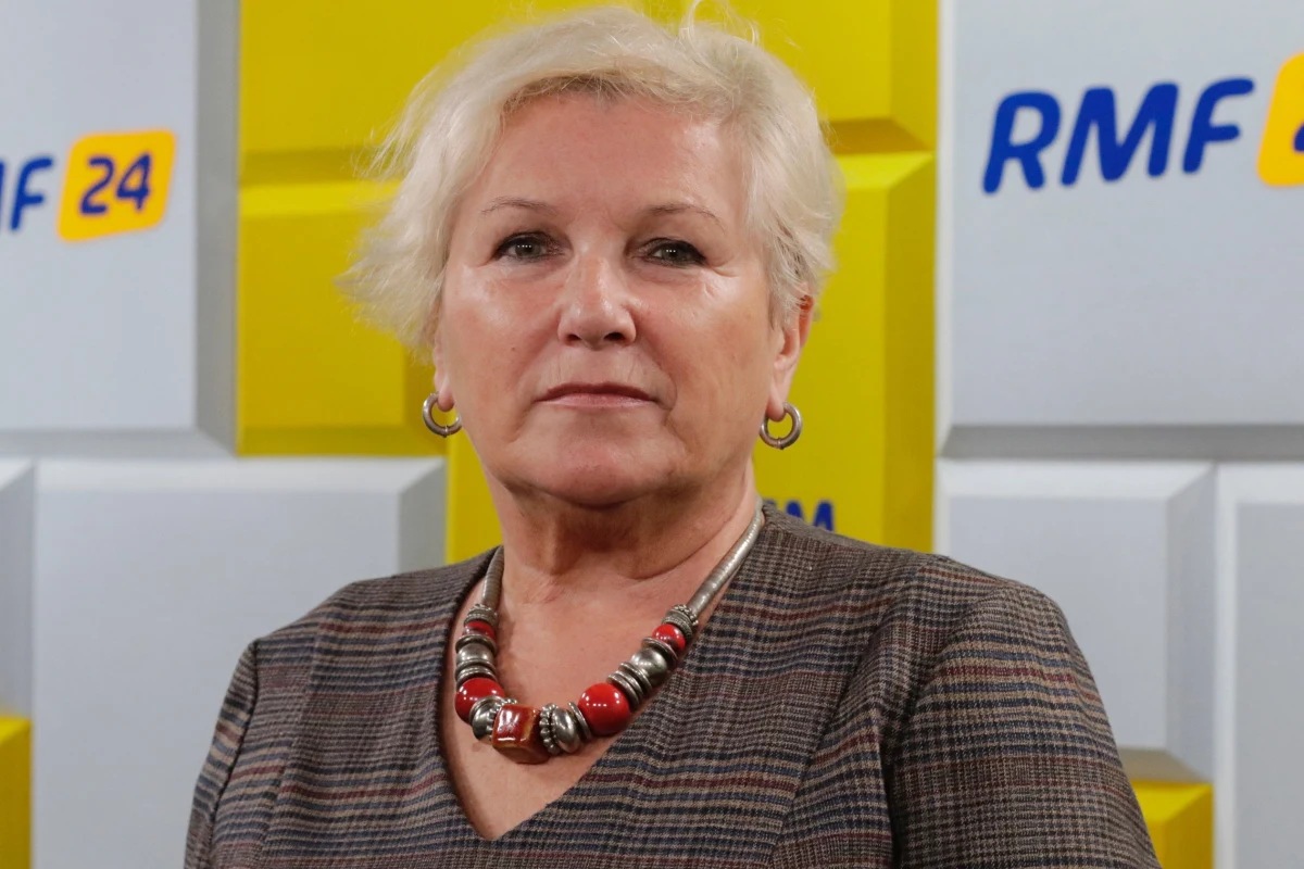 "Podopieczni naszej fundacji pytają 'Dlaczego tak się stało?' i 'Jak ja sobie poradzę, co dalej?'. To są takie zwyczajne pytania zadawane na co dzień, w rodzaju 'Dlaczego to mnie spotkało?'. Ciężko pogodzić się z faktem, że zginął człowiek" - powiedziała mł. insp. w stanie spoczynku Irena Zając w Popołudniowej rozmowie w RMF FM. Prezes Fundacji Pomocy Wdowom i Sierotom po Poległych Policjantach poinformowała, że fundacja obecnie ma pod swoją opieką 240 rodzin. 