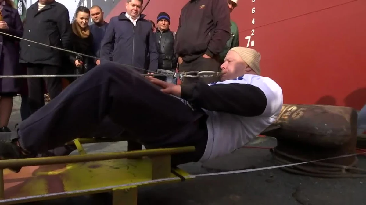 Rekord nie na każdy ząb. Ukrainiec, trzymając w zębach metalową linę, ciągnął po wodzie przez ponad 16 metrów statek, który waży 614 ton. Mężczyzna zrobił to w imię walki ze znęcaniem się nad zwierzętami. "Apeluję do wszystkich, żeby dbali o zwierzęta. Sam niedawno przygarnąłem psa ze schroniska i bardzo się z tego cieszę. Proszę, nie traktujcie źle naszych małych, bezbronnych braci" - powiedział Oleg Skawisz, który ustanowił nowy rekord Ukrainy.