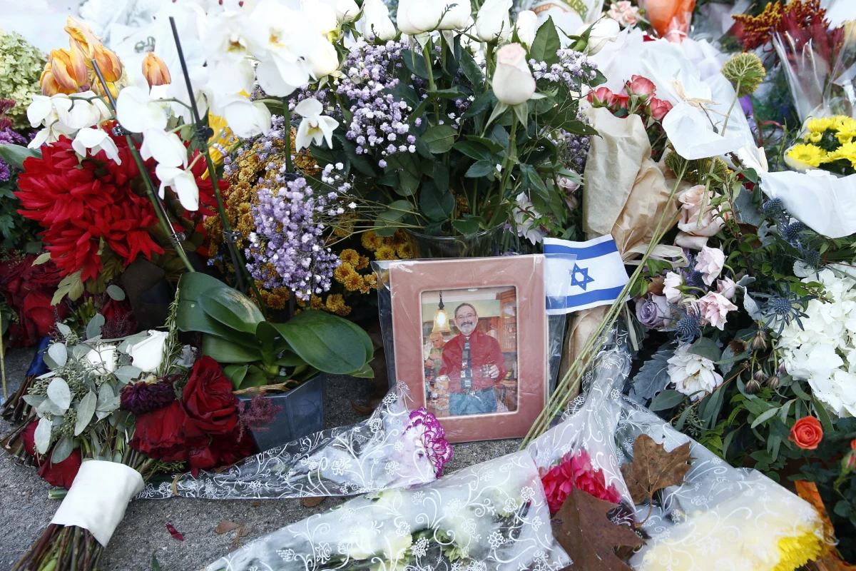 ​Sprawcy sobotniej strzelaniny w synagodze w Pittsburghu, w której zginęło 11 osób, postawiono 44 zarzuty - poinformowała prokuratura federalna USA. W środę sformułowany został akt oskarżenia wobec 46-letniego Roberta Bowersa.