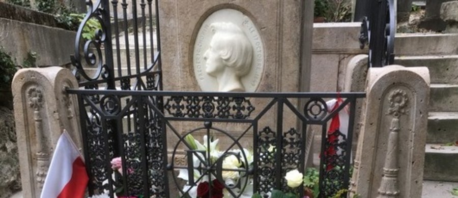 Père-Lachaise to największa nekropolia francuskiej stolicy, która odwiedzana jest przez ponad dwa miliony osób rocznie. Grobów jest tam ponad sto tysięcy. Oprócz Fryderyka Chopina i Jima Morrisona zostali tam pochowani m.in. Oscar Wilde, Molier, Edith Piaf i Maria Callas.