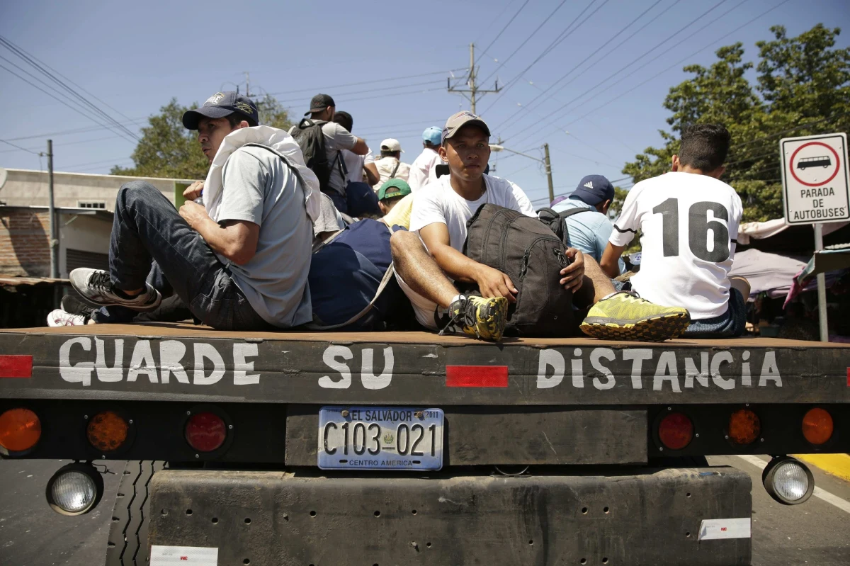 Prezydent Donald Trump powiedział, że USA mogą wysłać 15 tys. żołnierzy na granicę z Meksykiem, aby zatrzymać karawanę migrantów z Ameryki Środkowej, którzy zmierzają w stronę Stanów Zjednoczonych.