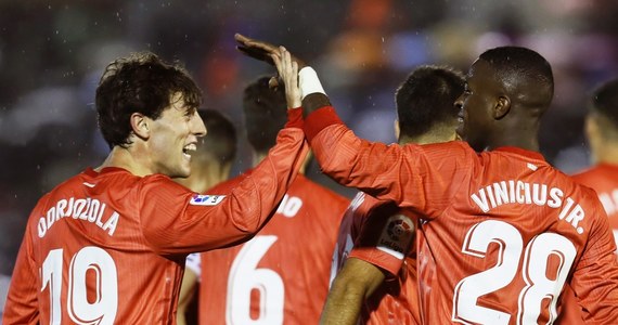 Efektowne zwycięstwo Realu Madryt nad UD Melilla po zmianie trenera. Santiago Solari, który w poniedziałek zastąpił zwolnionego Julena Lopeteguiego, pracę w roli trenera piłkarzy Realu Madryt rozpoczął od zwycięstwa nad trzecioligowym zespołem UD Melilla 4:0 w pierwszym spotkaniu 1/16 finału Pucharu Hiszpanii.