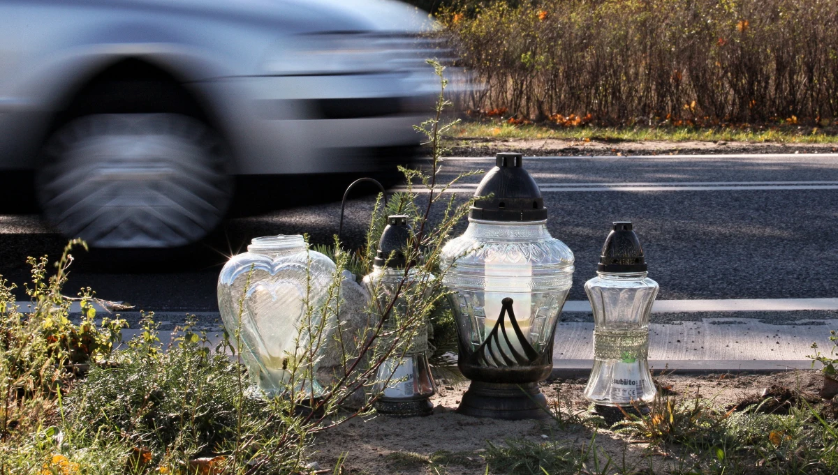 Od środy na drogach w całym kraju trwa akcja "Znicz". Nad bezpieczeństwem czuwało ponad 4,7 tys. policjantów z ruchu drogowego, których wspierali inni funkcjonariusze. Mimo to, tylko w środę zginęło 13 osób. 