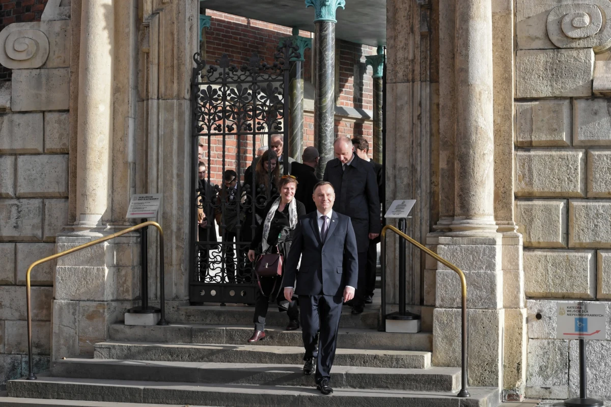 Prezydent Andrzej Duda modlił się przy sarkofagu Lecha i Marii Kaczyńskich na Wawelu. Uczestniczył też w mszy św. w katedrze na Wawelu. Wizyta prezydenta na Wawelu w święto Wszystkich Świętych miała charakter prywatny. Towarzyszyli mu m.in. rodzice.