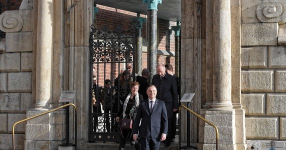 Prezydent Andrzej Duda modlił się przy sarkofagu Lecha i Marii Kaczyńskich na Wawelu. Uczestniczył też w mszy św. w katedrze na Wawelu. Wizyta prezydenta na Wawelu w święto Wszystkich Świętych miała charakter prywatny. Towarzyszyli mu m.in. rodzice.