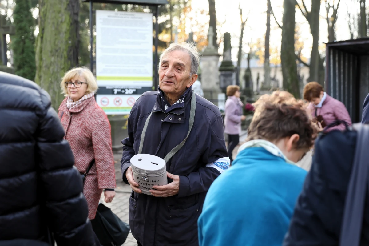 Tradycyjnie na najstarszych polskich cmentarzach prowadzone są zbiórki pieniędzy na odnowę najstarszych grobów. Chodzi o miejsca zaniedbane i wymagające remontu, w których spoczywają często ludzie zasłużeni dla kultury, historii i poszczególnych regionów. Kwestują wolontariusze. Wśród nich osoby znane m.in. aktorzy i politycy.
