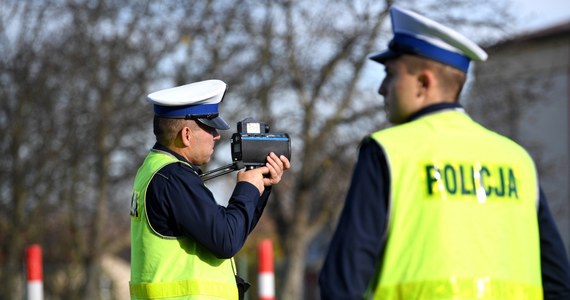 Około 50 procent policjantów z Wydziału Ruchu Drogowego w Gdańsku jest dzisiaj na zwolnieniach lekarskich - ustalił nieoficjalnie reporter RMF FM Kuba Kaługa. Oficjalnie natomiast pomorska policja zapewnia, że nie ma kłopotów z zabezpieczeniem akcji "Znicz". O fali zwolnień lekarskich wśród funkcjonariuszy w całym kraju informujemy Was od środy. Według zapewnień związku zawodowego policjantów, ta sytuacja nie ma związku z trwającym od miesięcy protestem funkcjonariuszy, którzy domagają się m.in. zmiany zasad wynagradzania.