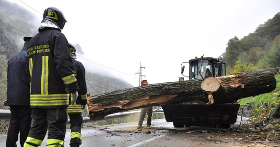 Trzy osoby zginęły w czwartek we Włoszech w rezultacie nowej fali niepogody, a czwarta zmarła z powodu odniesionych ran. Tym samym liczba ofiar złych warunków atmosferycznych od początku tygodnia wzrosła do 16.