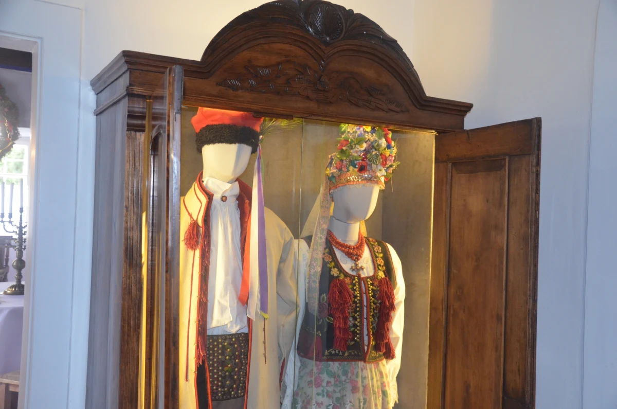 Ponad 100 lat temu w tym miejscu odbyło się wesele, o którym słyszał każdy miłośnik polskiej literatury. Mowa o Rydlówce, gdzie bawili się goście po ślubie Lucjana Rydla i jego żony Jadwigi. Był tam też Stanisław Wyspiański, który to wydarzenie opisał w utworze "Wesele".  Chata stoi do dziś.