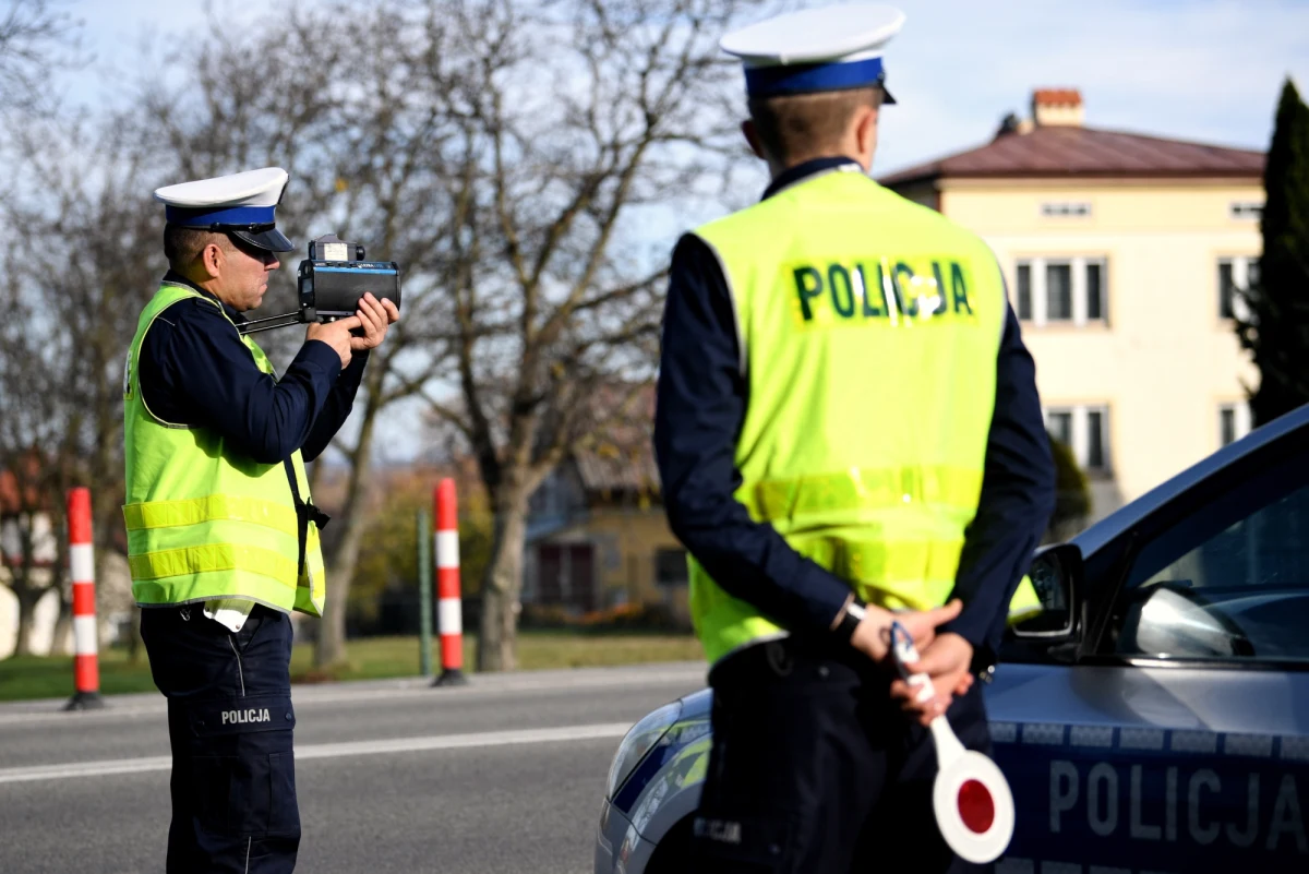 ​Od środy w wypadkach drogowych zginęło 21 osób, a 218 odniosło obrażenia - podał Dawid Marciniak z zespołu prasowego Komendy Głównej Policji. Policja zatrzymała 393 kierowców pod wpływem alkoholu.