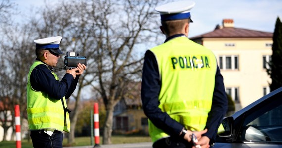 ​Od środy w wypadkach drogowych zginęło 21 osób, a 218 odniosło obrażenia - podał Dawid Marciniak z zespołu prasowego Komendy Głównej Policji. Policja zatrzymała 393 kierowców pod wpływem alkoholu.