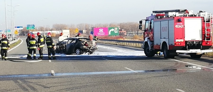 Pożar samochodu osobowego na autostradzie A1 koło Gliwic. Droga była zablokowana przez ponad godzinę.