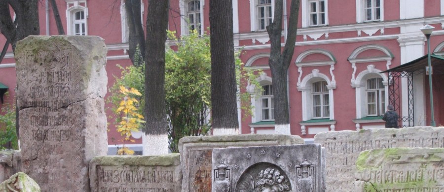 ​Stary Cmentarz Doński, znajdujący się na terenie Monastyru Dońskiego od końca XVIII wieku był miejscem, gdzie grzebano zmarłych przedstawicieli arystokracji rosyjskiej. Pochowano tu przedstawicieli rodów: Dołgorukich, Golicynów, Wołkońskich czy Tołstojów. Znajdują się tu także groby znanych polityków i artystów z czasów carskiej Rosji. 