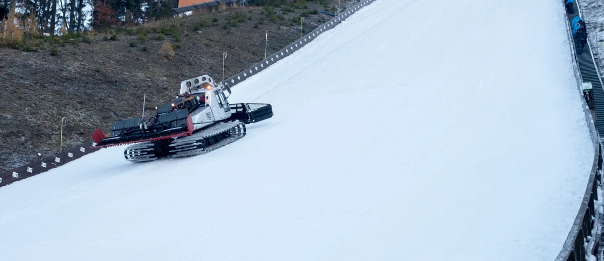 ​Stosunkowo wysoka temperatura oraz kilkudniowa awaria jednej z maszyn spowodowały, że organizatorzy zawodów Pucharu Świata w skokach narciarskich w Wiśle-Malince nie zakończyli jeszcze produkcji śniegu. 17 listopada zaplanowano tam konkurs drużynowy, a dzień później indywidualny.