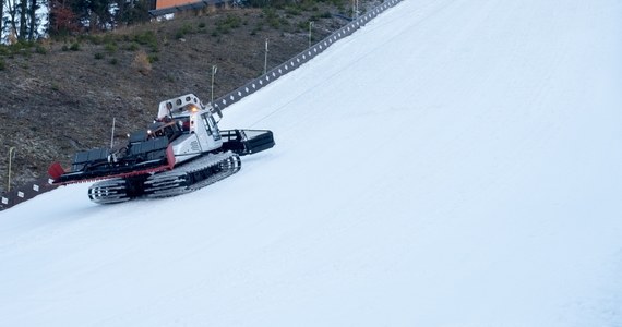 ​Stosunkowo wysoka temperatura oraz kilkudniowa awaria jednej z maszyn spowodowały, że organizatorzy zawodów Pucharu Świata w skokach narciarskich w Wiśle-Malince nie zakończyli jeszcze produkcji śniegu. 17 listopada zaplanowano tam konkurs drużynowy, a dzień później indywidualny.