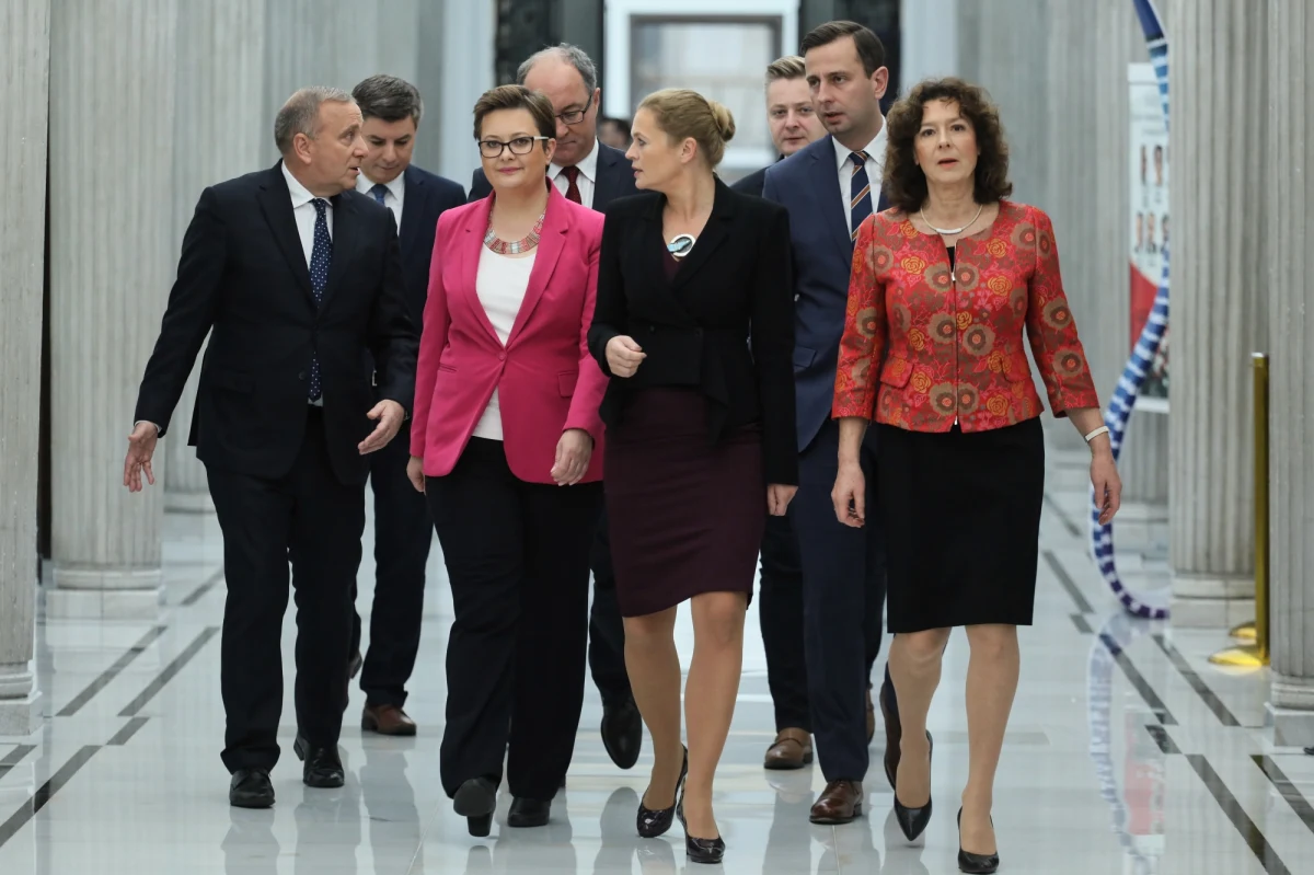 ​Tam, gdzie są nasi reprezentanci, tak jak deklarowaliśmy, będziemy chcieli bronić samorządu; nasze zapowiedzi i zobowiązania traktujemy jako kluczowe dla nas w czasie najbliższej kadencji - powiedział lider PO Grzegorz Schetyna podczas konferencji prasowej w Sejmie. Będziemy robić wszystko, żeby ugrupowania opozycyjne mogły współpracować i tworzyć koalicje w sejmikach 10 województw - zapowiedział z kolei lider PSL Władysław Kosiniak-Kamysz.