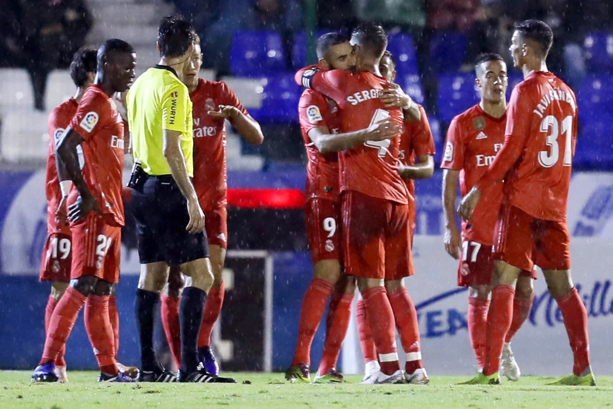 ​Cztery porażki w ostatnich pięciu meczach spowodowały, że Real Madryt w tabeli Primera Division spadł na dziewiąte miejsce. W sobotę piłkarze "Królewskich" podejmą Real Valladolid i będzie to ich pierwszy ligowy mecz pod wodzą tymczasowego trenera Santiago Solariego.