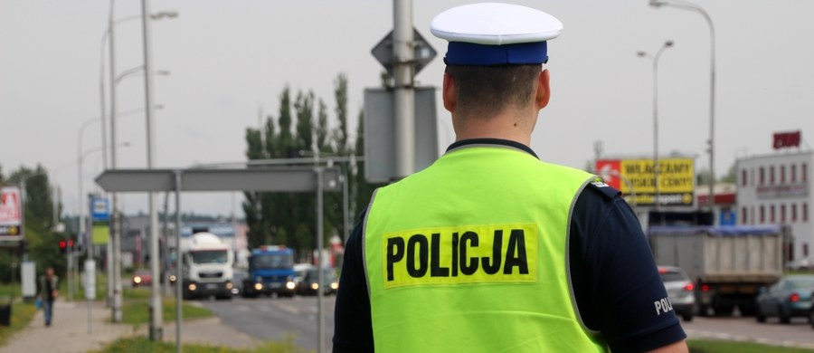 Policjanci zza biurek w województwie kujawsko-pomorskim wezwani do pomocy na ulicach. Jak dowiedział się reporter RMF FM - szef wojewódzkiego sztabu policji wysłał pismo z adnotacją "bardzo pilne" do kilku wydziałów, by funkcjonariusze pomogli w weekend zabezpieczać imprezy masowe. 