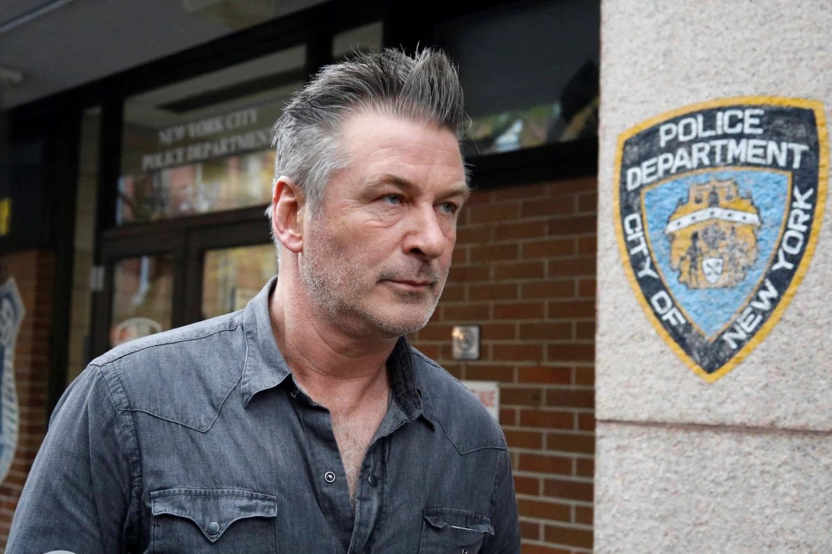 Popularny amerykański aktor Alec Baldwin został w piątek zatrzymany w Nowym Jorku. Jak podaje policja, w trakcie poszukiwania miejsca parkingowego zaatakował innego kierowcę. Artysta usłyszał zarzuty i wyszedł na wolność. Na Twitterze w ostrych słowach skomentował całe zdarzenie. 