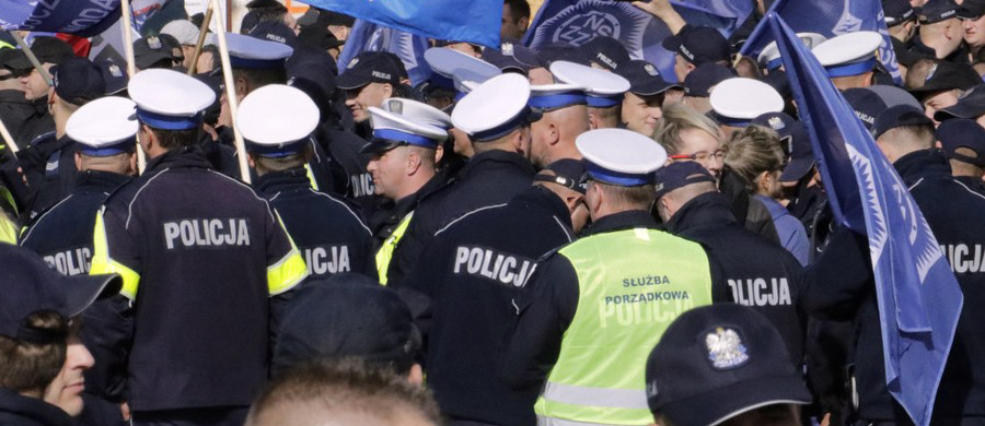 Niezależny Samorządny Związek Zawodowy Policjantów opublikował list wysłany przez przewodniczącego zarządu Rafała Jankowskiego do ministra spraw wewnętrznych i administracji Joachima Brudzińskiego. "Kierując się dobrem wszystkich Policjantów, a także troską o bezpieczeństwo naszych Rodaków, apeluję do Pana o natychmiastowe spotkanie. Obserwując rozwój bieżącej sytuacji nikt nie ma wątpliwości, że jest to reakcja środowiska policyjnego na pozorowany dialog i brak woli spełnienia postulatów NSZZ Policjantów" - napisał Jankowski. 