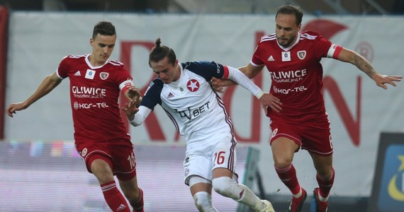 Piast Gliwice pokonał przed własną publicznością krakowską Wisłę 2:0 w piątkowym wieczornym meczu 14. kolejki piłkarskiej ekstraklasy i odniósł setne zwycięstwo w elicie.