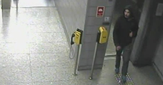 Warszawska policja szuka mężczyzny, który ukradł defibrylator ze stacji metra Słodowiec. Funkcjonariusze opublikowali wizerunek poszukiwanego i proszą o kontakt wszystkich, którzy go rozpoznają. 