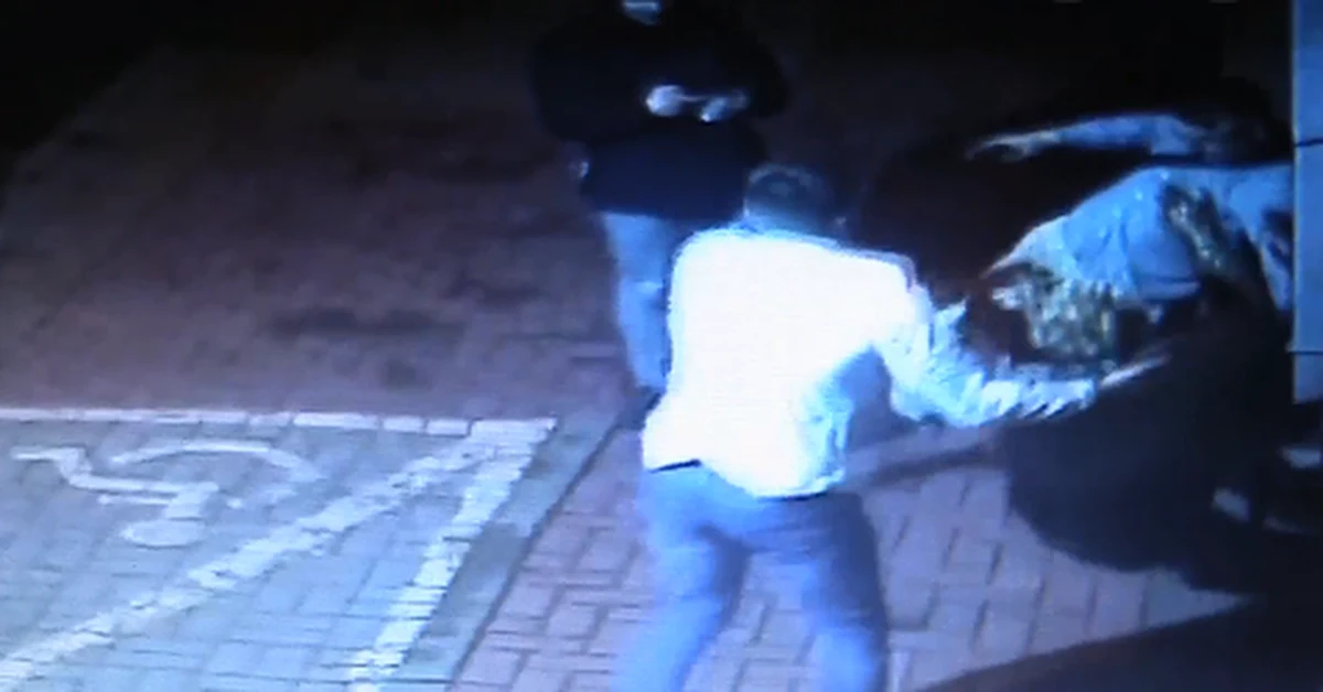 Poszukiwani są wandale, którzy w Katowicach przewrócili i uszkodzili rzeźbę Stanisława Ignacego Witkiewicza. Zajście zarejestrowały kamery monitoringu.