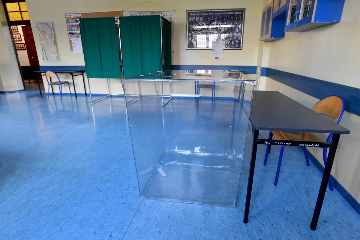 "Braki kadrowe w obwodowych komisjach wyborczych zostały uzupełnione, dodatkowy nabór na członków komisji zakończył się" – poinformował Tomasz Róg, kierownik referatu w Wydziale Organizacji i Nadzoru Urzędu Miasta Krakowa (UMK). "Wybory w żaden sposób nie są zagrożone" – zapewnił Tomasz Róg. 