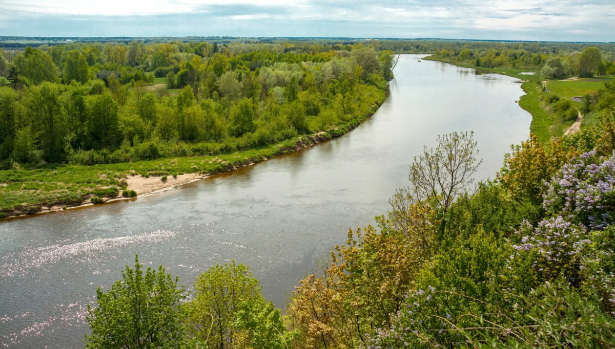 ​Ukraina będzie zmuszona oddać tysiące hektarów przygranicznych terenów, jeżeli nie podejmie natychmiastowych działań. W Kijowie Państwowa Służba Audytorska oszacowała, że Polska może dochodzić swoich praw do 5 tysięcy hektarów wzdłuż Bugu. Powodem jest brak regulacji granicznych rzek przez stronę ukraińską.
