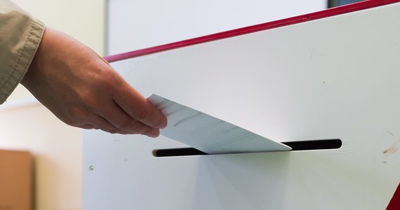 II tura wyborów samorządowych odbędzie się w niedzielę w 649 gminach i miastach. Wyborcy otrzymają jedną kartę do głosowania. II tura powinna być prostszą „procedurą” - podkreśliła Państwowa Komisja Wyborcza na konferencji prasowej. 