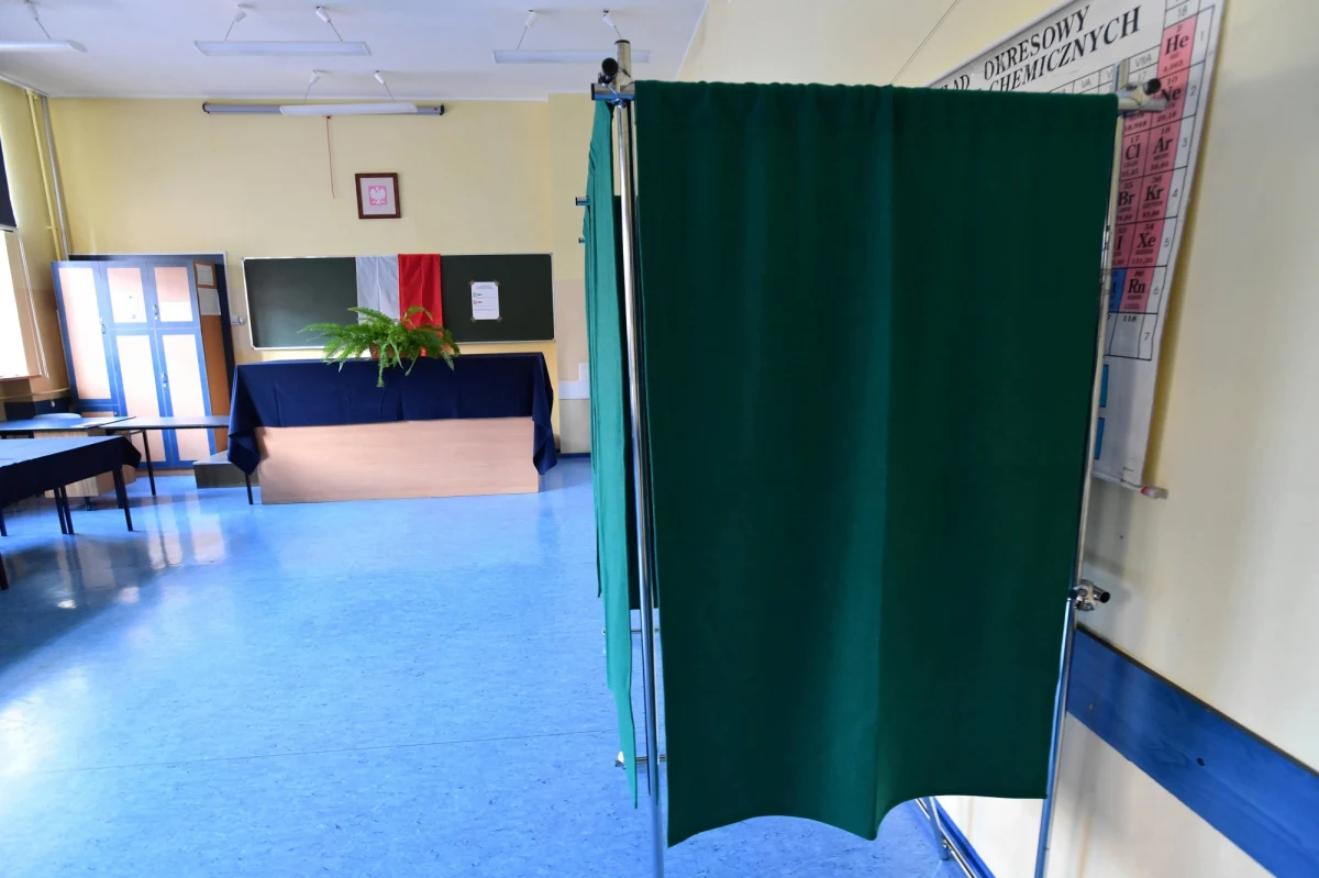 Od godz. 7 można głosować w drugiej turze wyborów samorządowych. Wybrani zostaną w niej wójtowie, burmistrzowie i prezydenci miast w 649 gminach, w których w pierwszym głosowaniu żaden z kandydatów nie otrzymał więcej niż połowy ważnie oddanych głosów. Zgodnie z planem głosowanie zakończy się o godz. 21. 