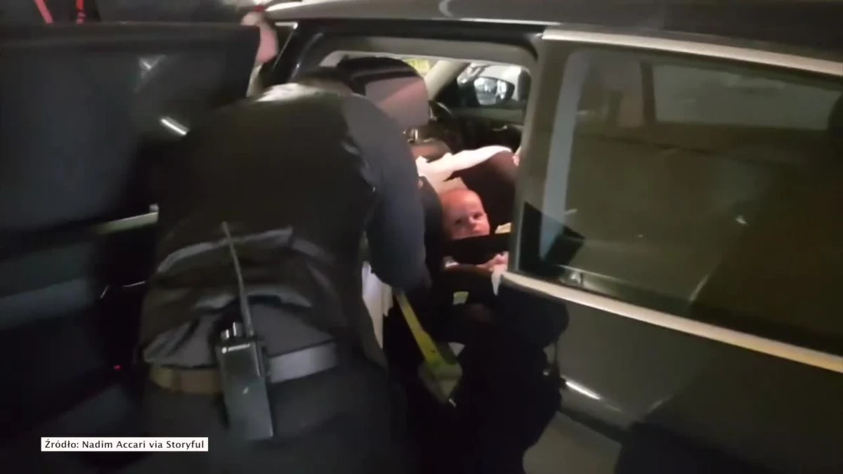 Niemowlę zostało pozostawione w rozgrzanym samochodzie na parkingu przy centrum handlowym w australijskim Burwood. Na ratunek małemu dziecku ruszyli pracownicy ochrony, którzy wyciągnęli niemowlaka z samochodu.