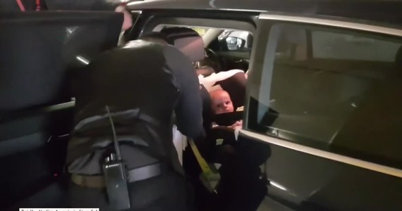 Niemowlę zostało pozostawione w rozgrzanym samochodzie na parkingu przy centrum handlowym w australijskim Burwood. Na ratunek małemu dziecku ruszyli pracownicy ochrony, którzy wyciągnęli niemowlaka z samochodu.