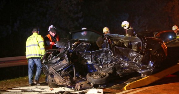 Śmiertelny wypadek w Feliksowie w powiecie tureckim w Wielkopolsce. Zderzyły się tam dwa samochody osobowe. Zginęły trzy osoby. 