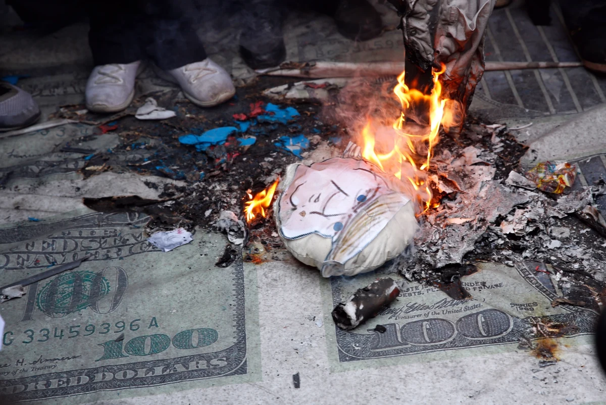 Na dzień przed wprowadzeniem drugiej rundy amerykańskich sankcji tysiące osób demonstrowało w Teheranie w rocznicę ataku na ambasadę USA w 1979 roku, co doprowadziło wówczas do zerwania stosunków dyplomatycznych Stanów Zjednoczonych z Iranem. Oprócz tradycyjnie wznoszonych co roku w tym dniu antyamerykańskich sloganów i palenia flag USA przed dawną siedzibą placówki protestujący wymachiwali plakatami wyśmiewającymi prezydenta USA Donalda Trumpa, a także deptali i palili fałszywe dolary - informuje agencja AFP.