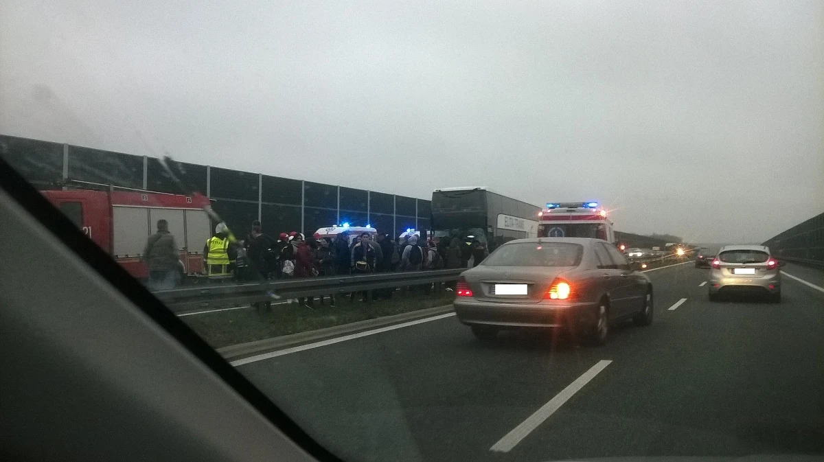 Karambol na A4. Osiem osób zostało poszkodowanych w wyniku zderzenia pięciu pojazdów - w tym autokaru - na autostradzie A4. Do zdarzenia doszło w miejscowości Proszówki  w gminie Bochnia. Jezdnia w stronę Krakowa przez kilka godzin była zablokowana.