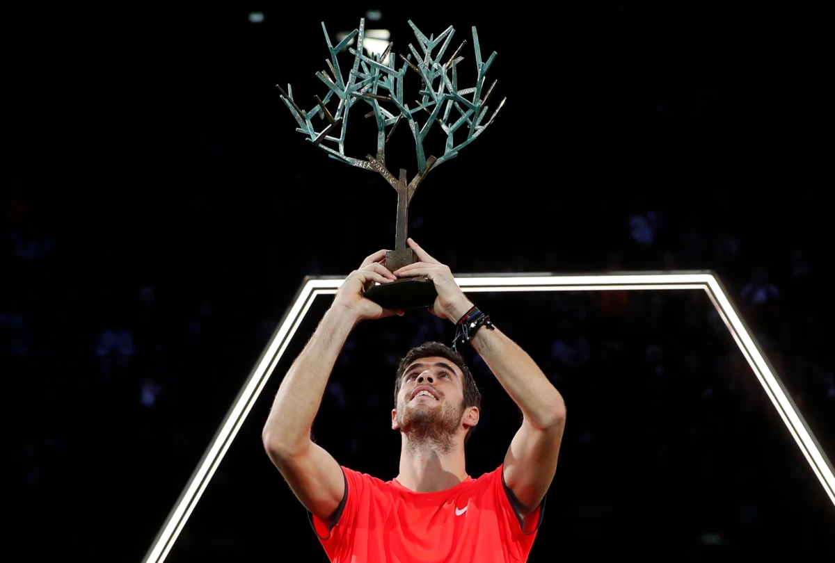 Rosjanin Karen Chaczanow pokonał rozstawionego z numerem drugim Novaka Djokovica 7:5, 6:4 i triumfował w halowym turnieju ATP serii Masters 1000 w Paryżu. Serbski tenisista, który w poniedziałek zostanie liderem światowego rankingu, wygrał 22 wcześniejsze mecze.