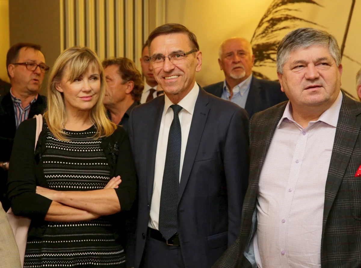 Startujący z własnego komitetu wyborczego Piotr Grzymowicz zachował stanowisko prezydenta Olsztyna. Przed drugą turą wyborów Grzymowicza poparła Nowoczesna, Platforma Obywatelska i Polskie Stronnictwo Ludowe. Grzymowicz w drugiej turze walczył o reelekcję z byłym prezydentem Czesławem Małkowskim. Grzymowicz uzyskał 34 tys. 444 głosów, uzyskując 54,47 proc. poparcia; na Małkowskiego zagłosowało 28 tys. 791 osób (45,53 proc. poparcia).