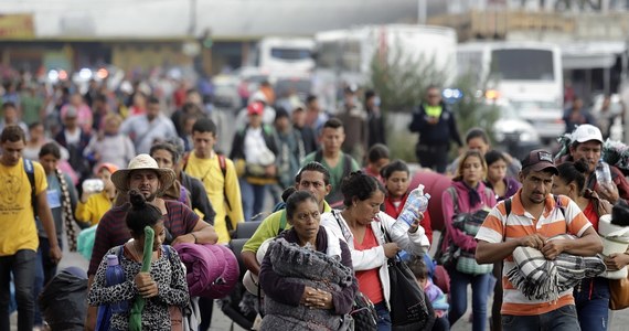 Pierwsza grupa migrantów z Ameryki Środkowej, idących od kilku tygodni w kierunku USA, dotarła w nocy z niedzieli na poniedziałek czasu polskiego do stolicy Meksyku. Na jednym ze stadionów w mieście Meksyk zorganizowano czasowe schronienie dla ok. 1000 osób.
