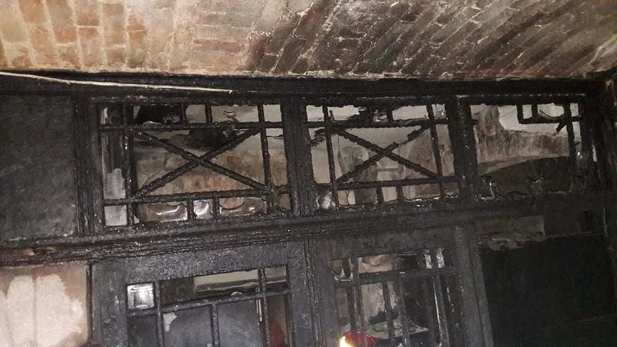 Do tymczasowego aresztu trafili dwaj podpalacze z Prudnika na Opolszczyźnie. W piątek podłożyli ogień pod kamienicę w centrum miasta. Po zatrzymaniu prokurator postawił im m.in. zarzut usiłowania zabójstwa.