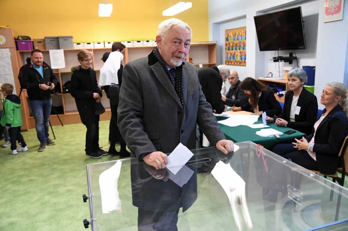 Będę pracował dla wszystkich mieszkańców, obojętnie na kogo głosowali – zadeklarował Jacek Majchrowski, który po raz piąty wygrał wybory prezydenckie w Krakowie. Podziękował wszystkim, którzy wzięli udział w głosowaniu, także wyborcom Małgorzaty Wassermann. W II turze Majchrowski, startujący z poparciem Koalicji Obywatelskiej, uzyskał 61,94 proc. głosów. Na kandydatkę Zjednoczonej Prawicy Wassermann zagłosowało 38,06 proc. wyborców.