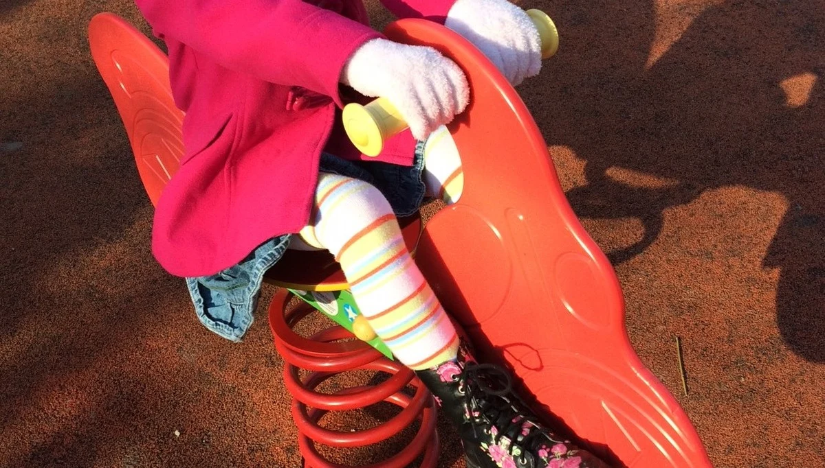 Szczęśliwe wspomnienia z dzieciństwa, zwłaszcza związane z rodzicami, mają istotne znaczenie dla naszego zdrowia, nie tylko psychicznego, także w wieku dorosłym - przekonują na łamach czasopisma "Health Psychology" naukowcy z Michigan State University i University of Michigan w Ann Arbor. Wyniki ich najnowszych badań pokazują, że zmniejszenie ryzyka depresji i niektórych przewlekłych chorób widać nawet w średnim wieku.