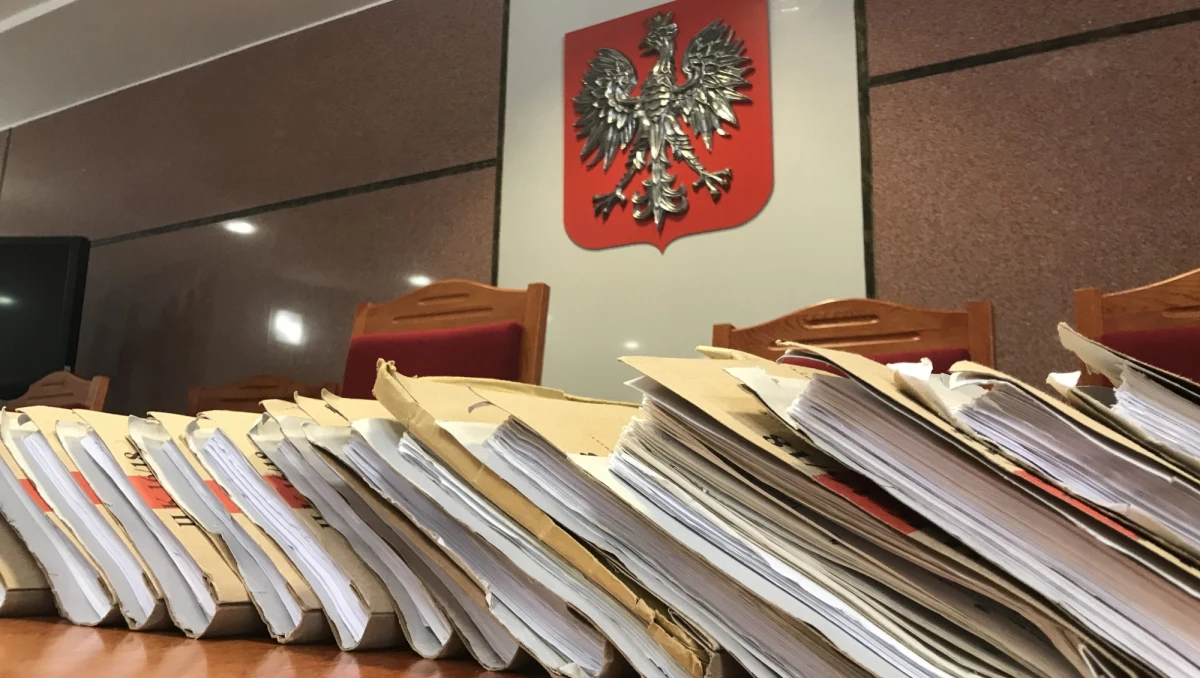 19 listopada przed Sądem Okręgowym w Krakowie zapadnie wyrok ws. śmiertelnego pobicia nowohuckiego rapera Tomasza J., ps. "Papug". Tragiczne wydarzenia rozegrały się na os. Szkolnym w marcu 2013 roku. Na ławie oskarżonych zasiada czterech mężczyzn. W wygłoszonej w poniedziałek mowie końcowej prokurator, wnosząc o uznanie ich winnymi, zażądał dla trzech z nich ośmiu lat więzienia, a dla jednego - czterech i pół roku.